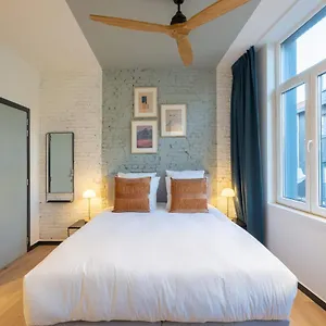 Shway - The Light Blue Parrot Appartement
